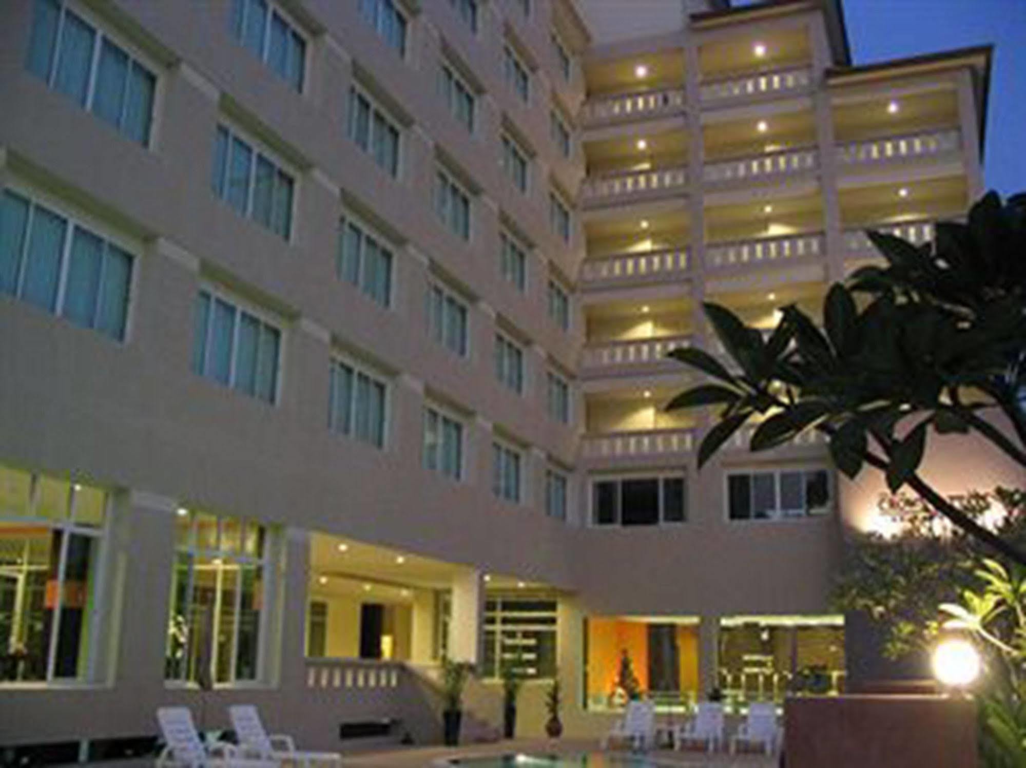 Crown Pattaya Beach Hotel Exterior foto